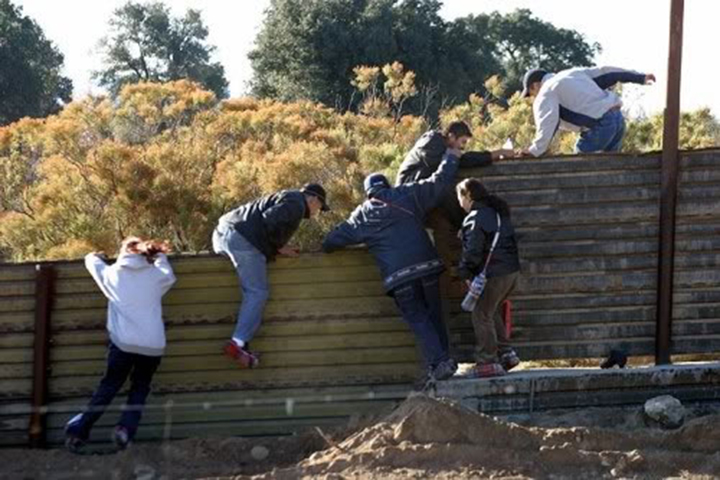 Immigrants Jumping Fence to enter USA/ Canada illegally